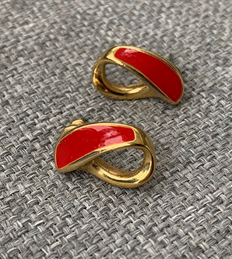 Vintage Trifari Signed Red Enamel & Gold Tone Pie… - image 3