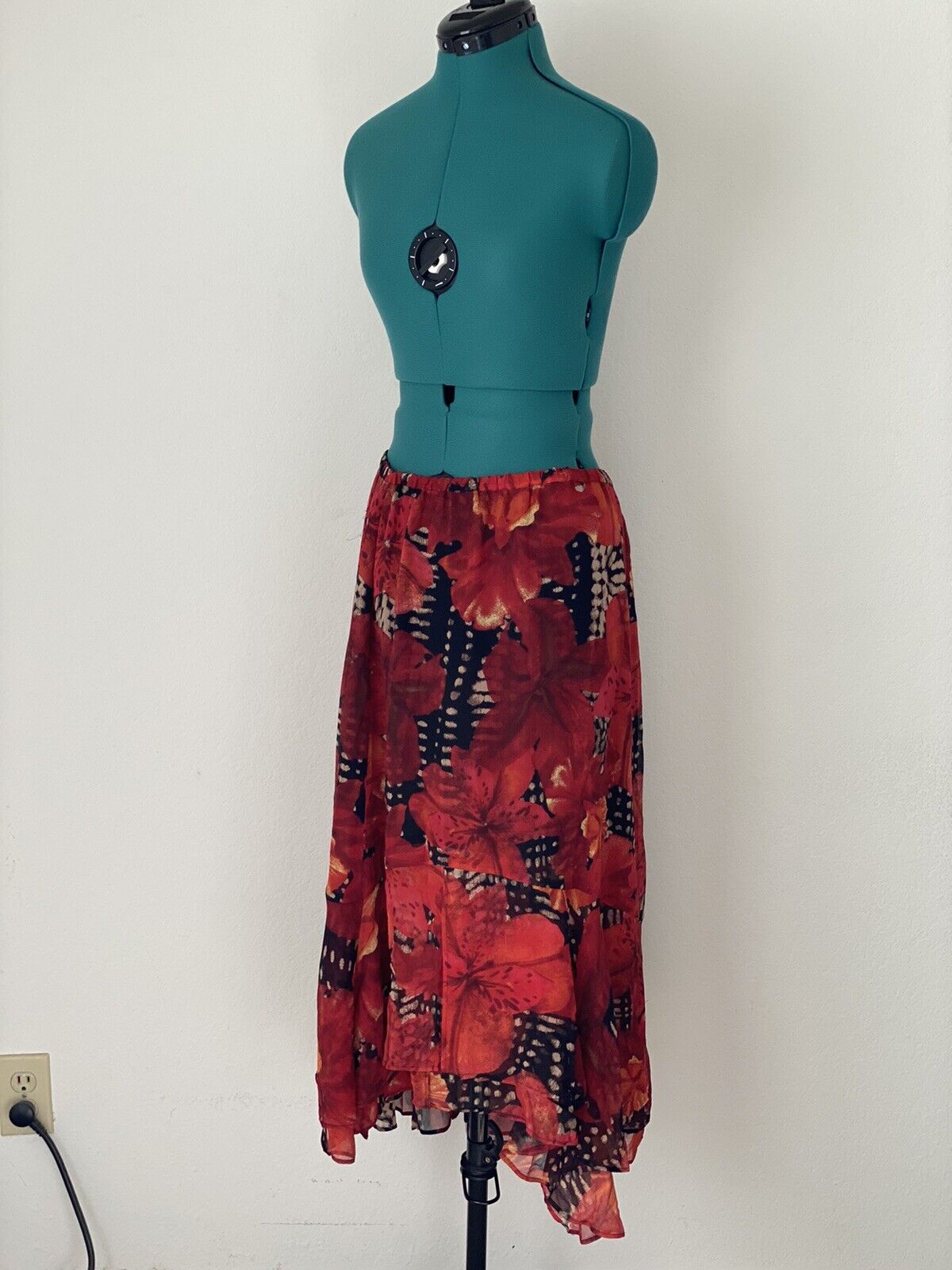 Black And Red Women’s Vintage Floral Skirt. Size … - image 3