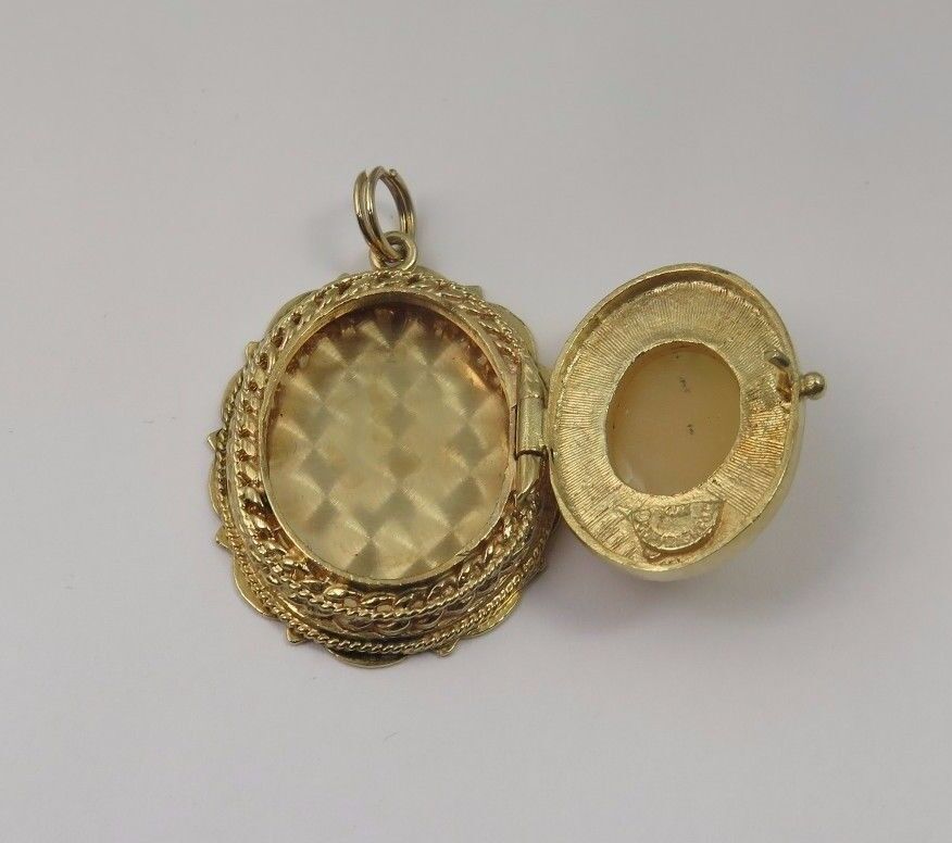 14k Yellow Gold Antique Picture Locket Pendant Wi… - image 2