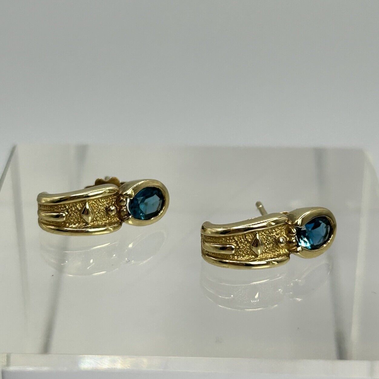 Blue Topaz Curved Stud Earrings 9ct 9k Yellow Gold - image 10