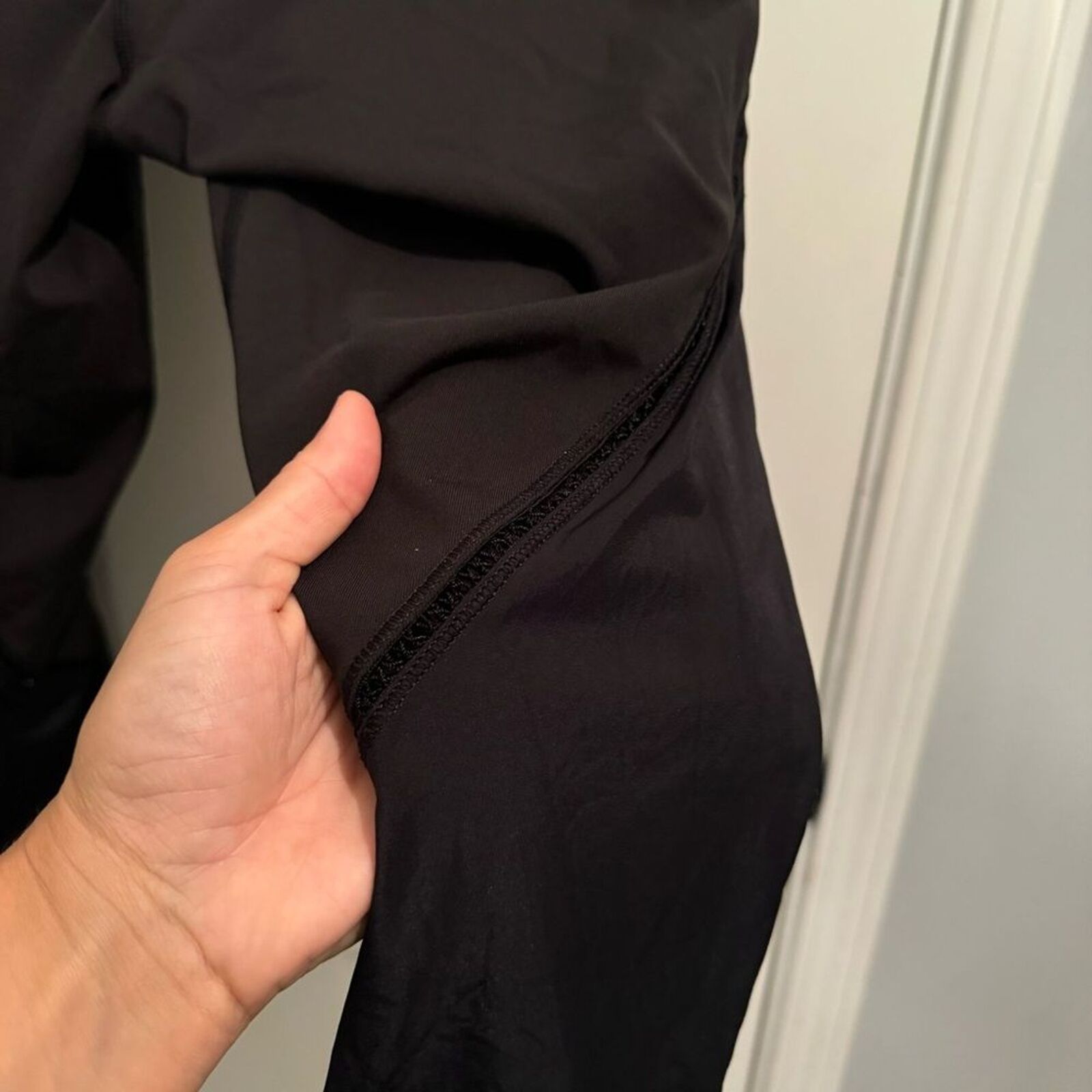 Lululemon cropped leggings black capri size 8 - image 4