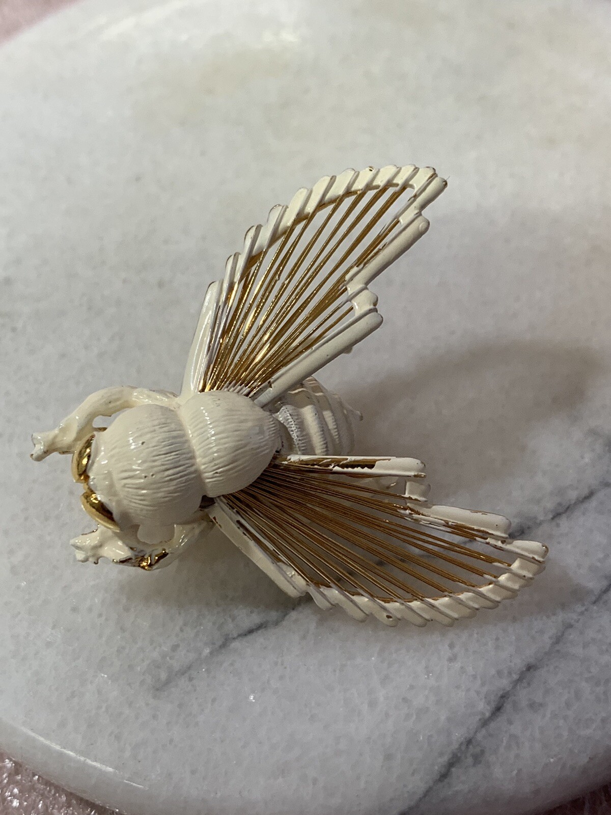 VINTAGE 70s MONET Bee Brooch in White & Gold Tone - image 7