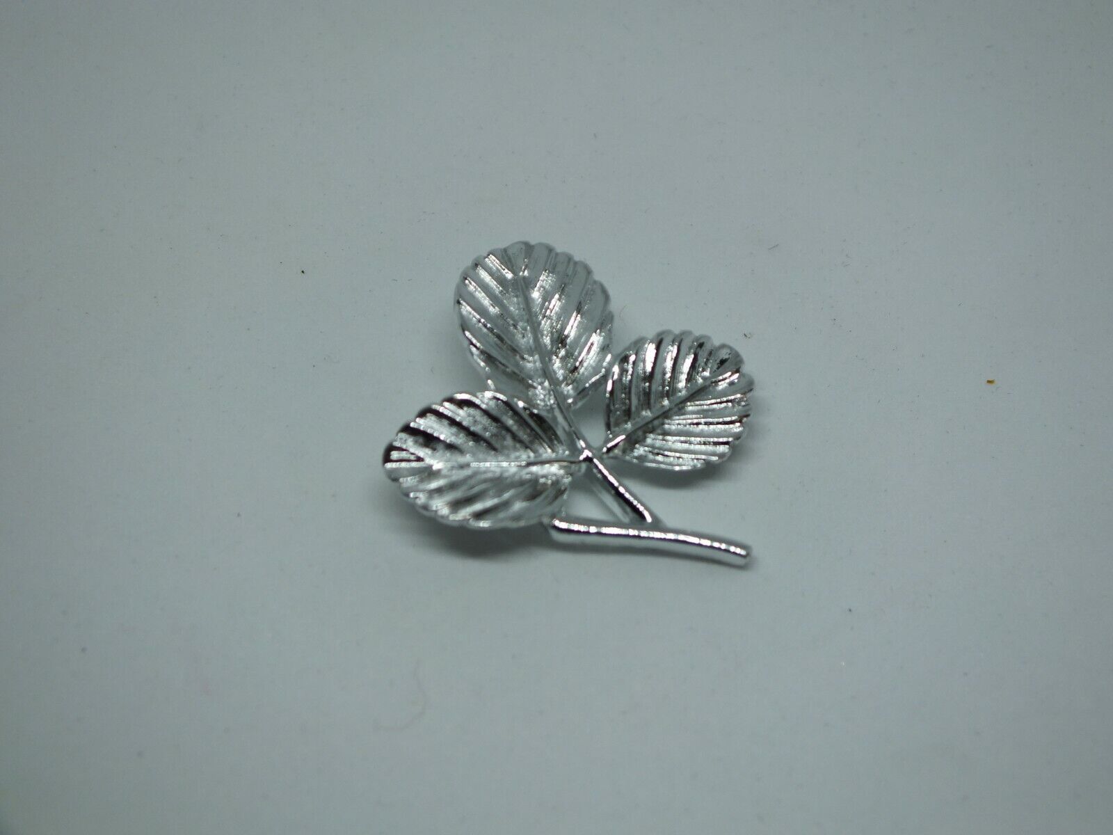 Beautiful Brooch Pin Silver Tone Textured Leaf Si… - image 1