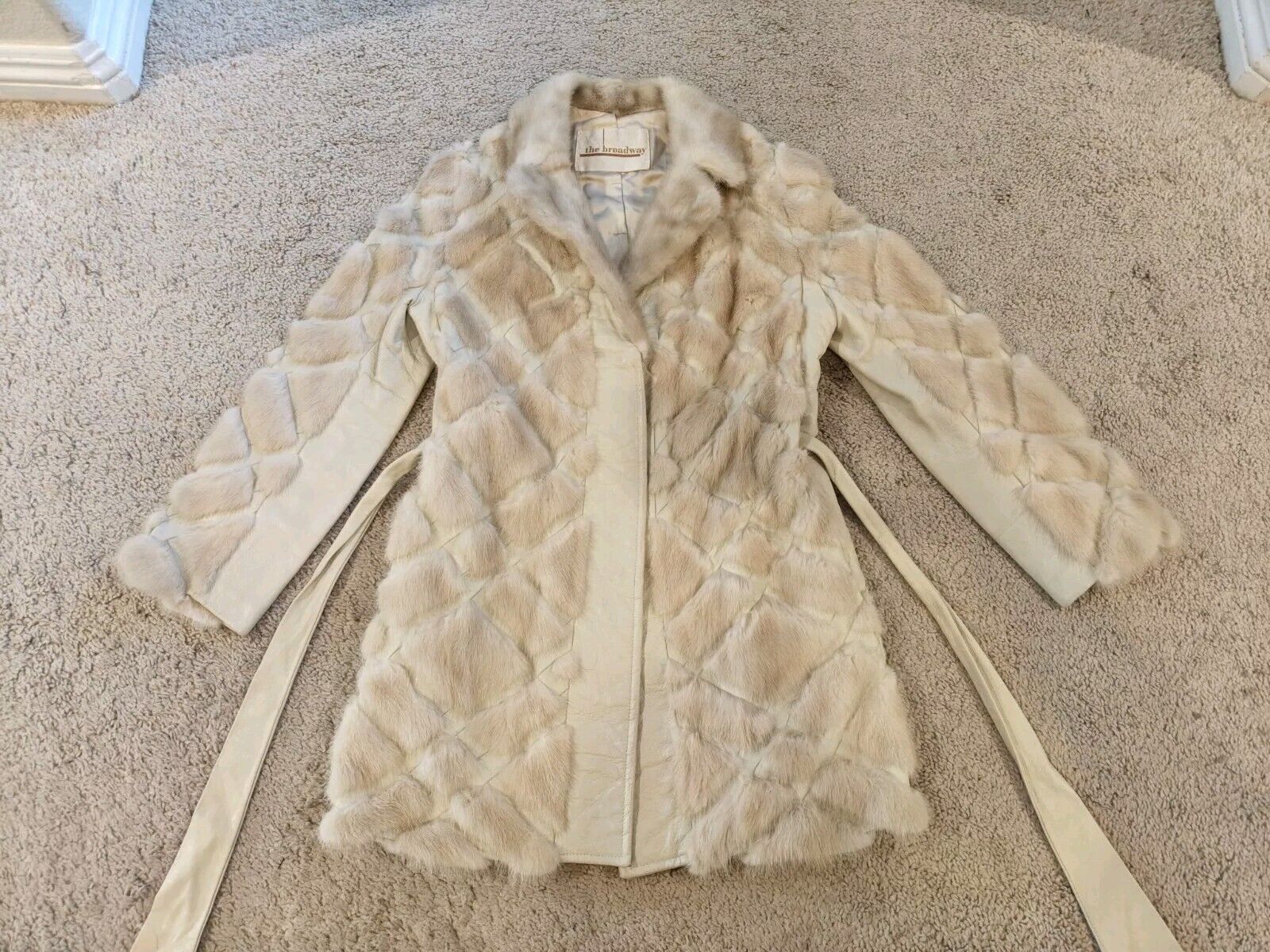 DIAMOND CUT AUTHENTIC REAL WHITE MINK FUR COAT WO… - image 6