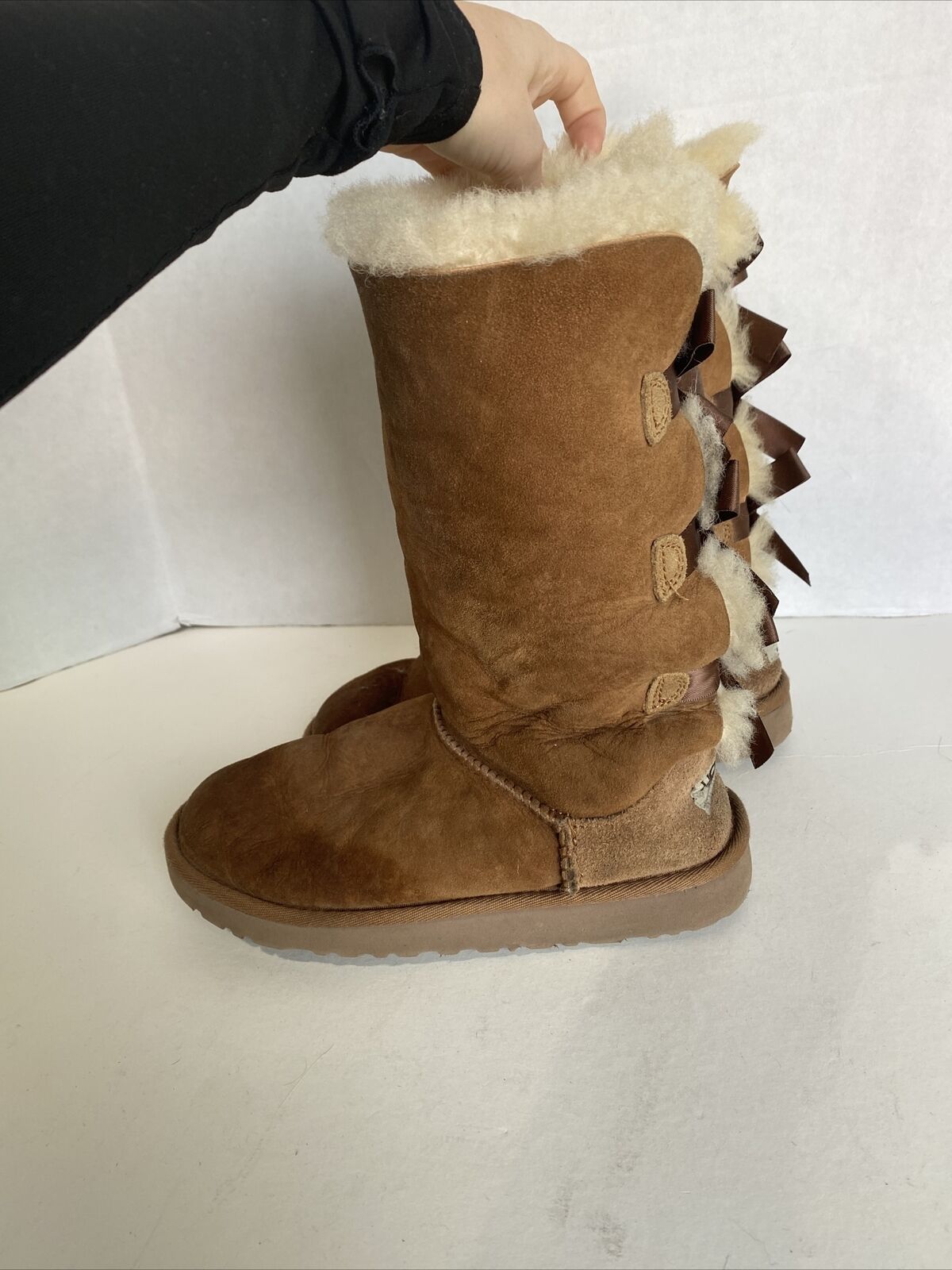 UGG AUSTRALIA WOMEN’S BOW SIDE BOOTS CLASSIC TAN … - image 2