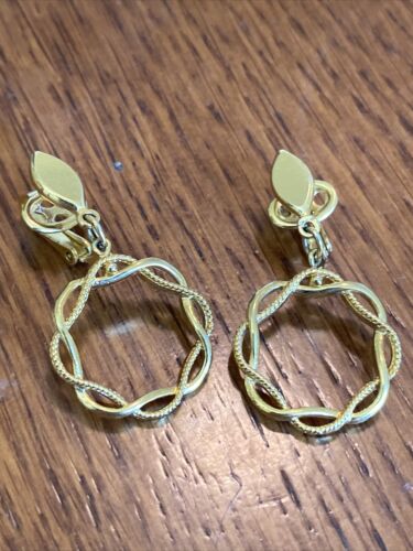 gorgeous Vintage Crown Trifari dangle Goldtone cli