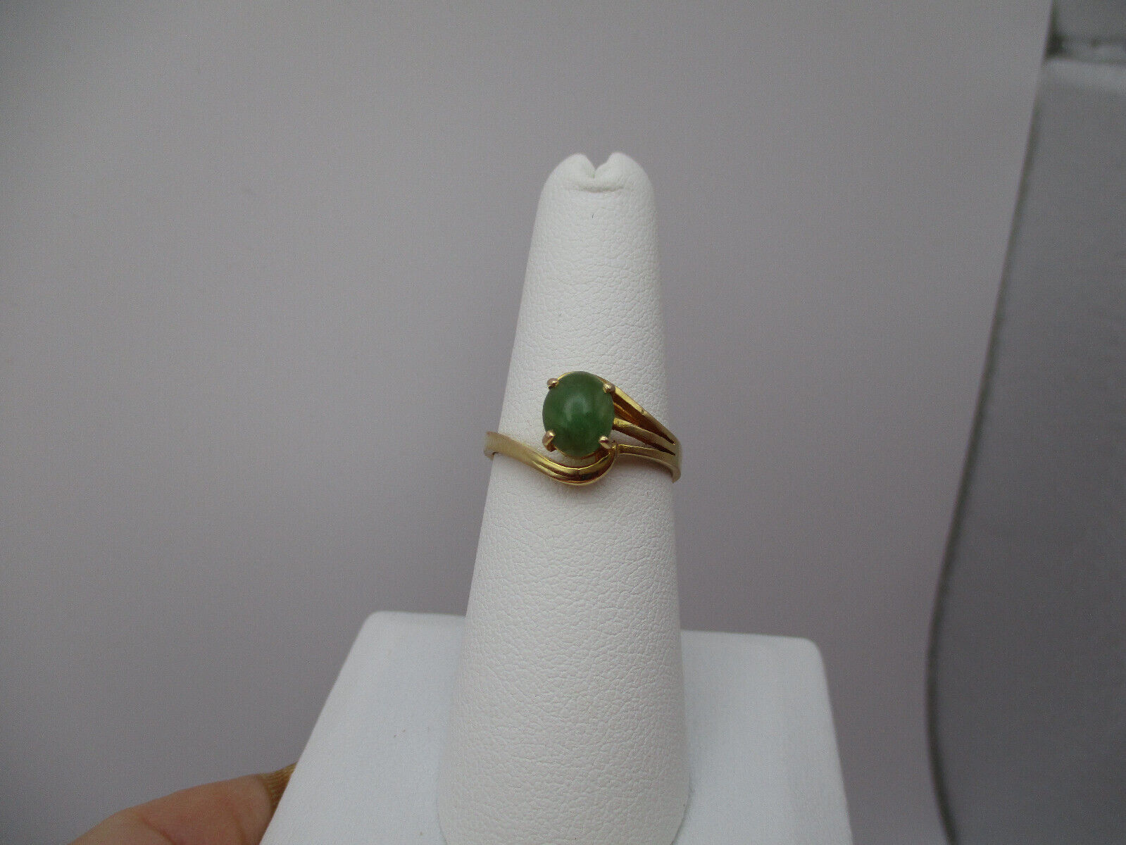 14K 585 Yellow Gold Green Jade Solitaire Ring Siz… - image 2