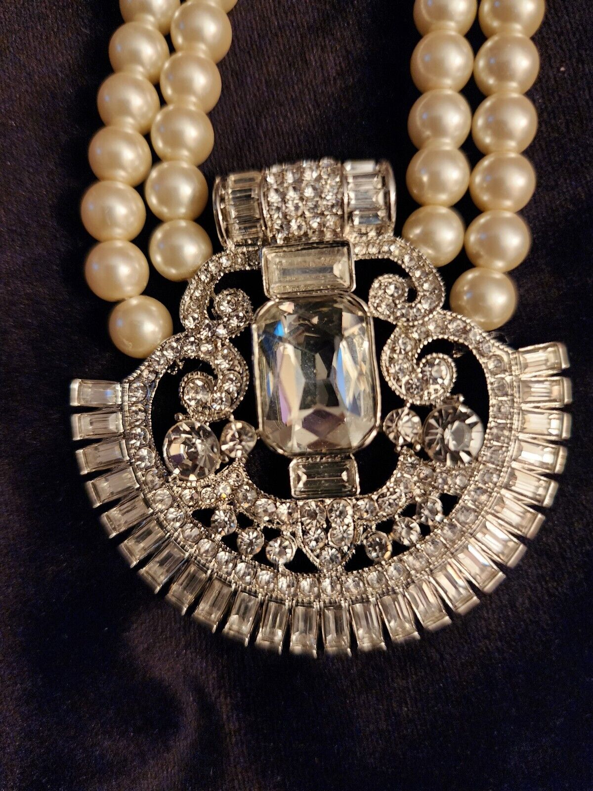 Absolutely Stunning Faux Pearl Necklace With Brea… - image 3