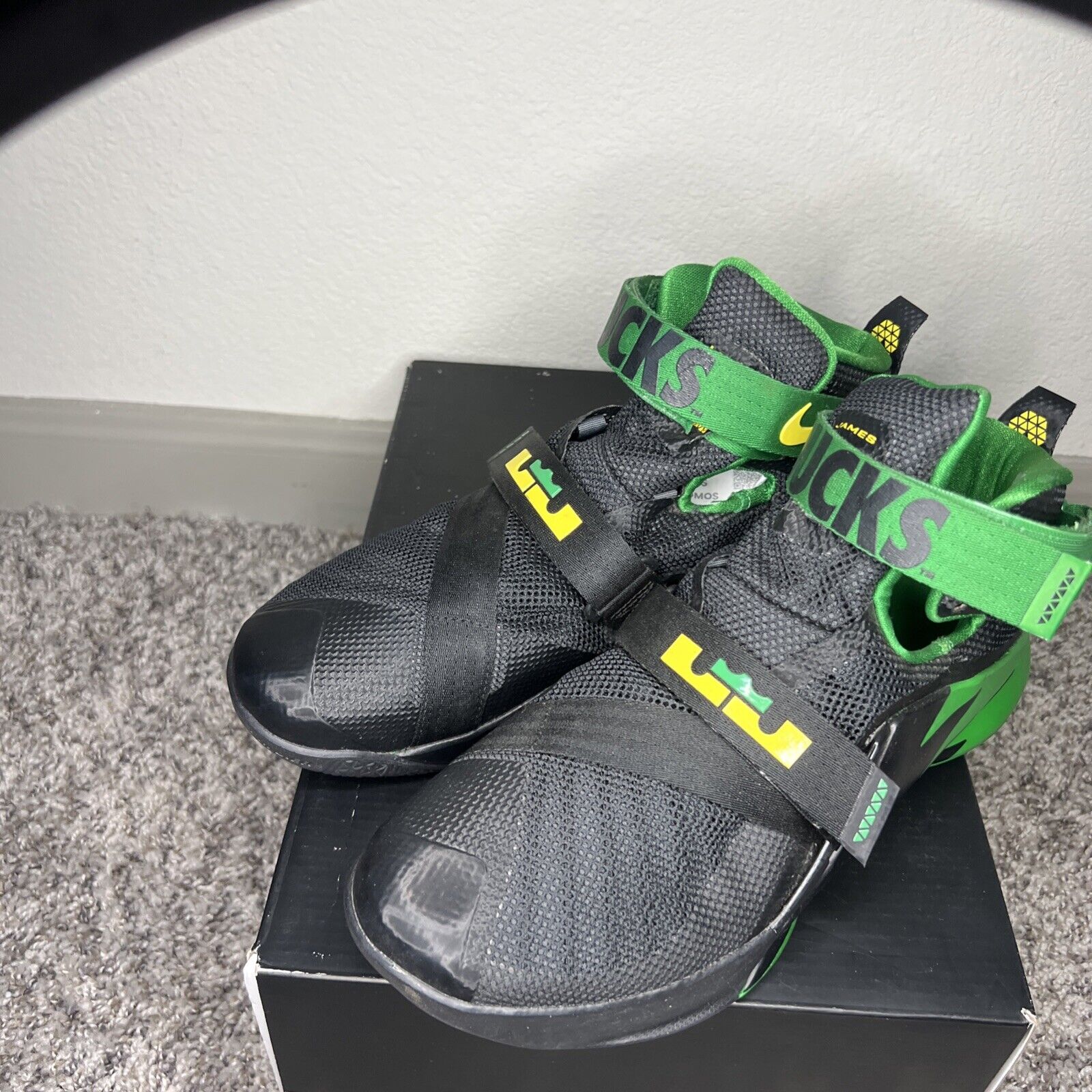 Size 9- Nike LeBron Zoom Soldier 9 *Oregon Ducks* - image 3