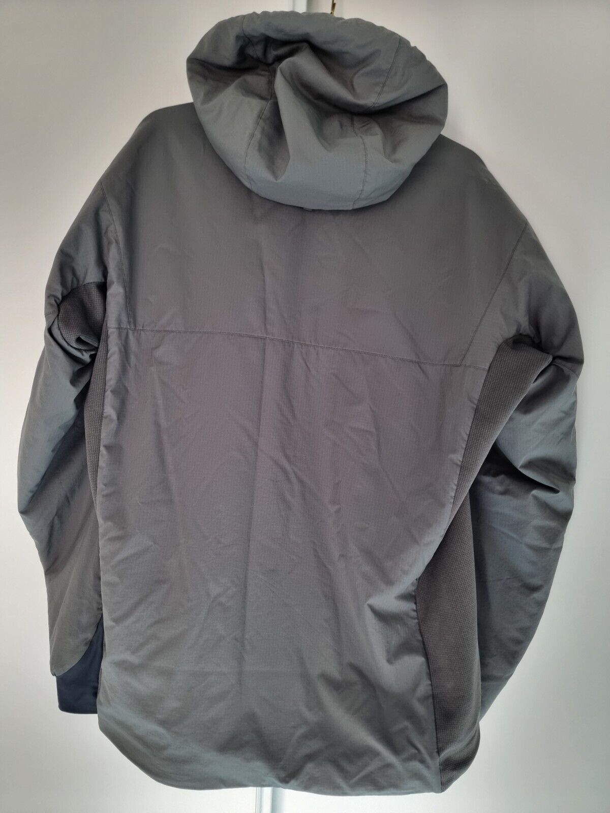 Arc'teryx LEAF Atom LT Hoody Wolf Grey Medium Gen… - image 2