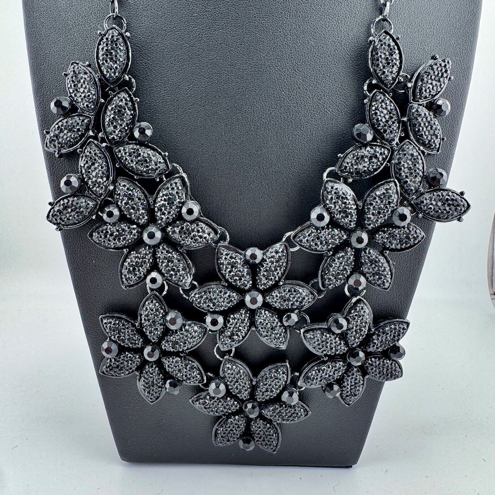 Vintage Monochromatic Flower Bib Necklace Gothic … - image 5