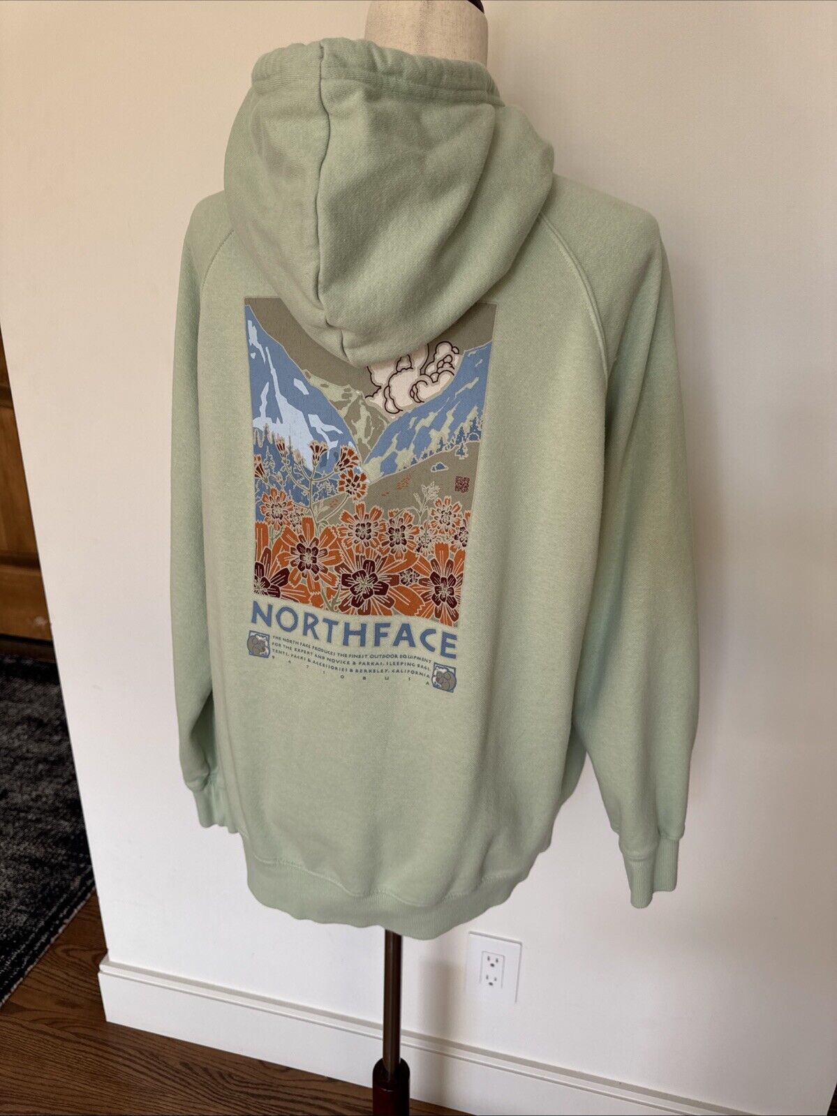 EUC Women’s The North Face Graphic Hoodie Sweatsh… - image 6