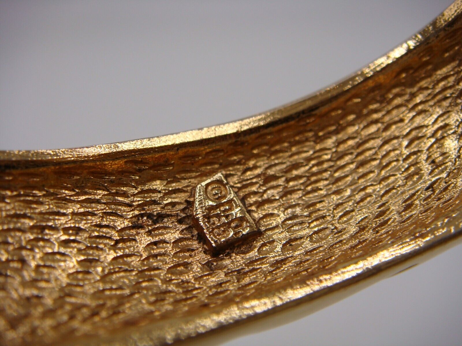 VINTAGE SIGNED NORMAN GOLD TONE BRACELET BANGLE W… - image 3