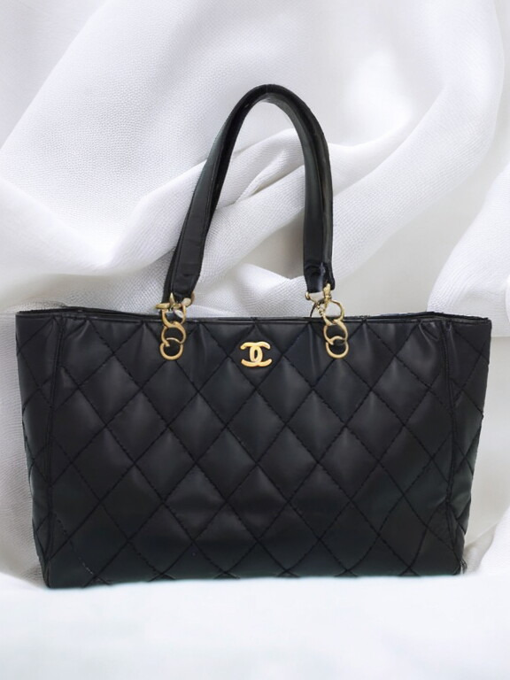 Authentic CHANEL Matelasse Chain Tote Bag Handbag… - image 1