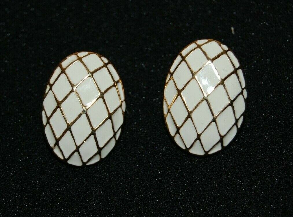 ELEGANT VTG COUTURE WHITE ENAMEL CHECKERED PATTER… - image 7