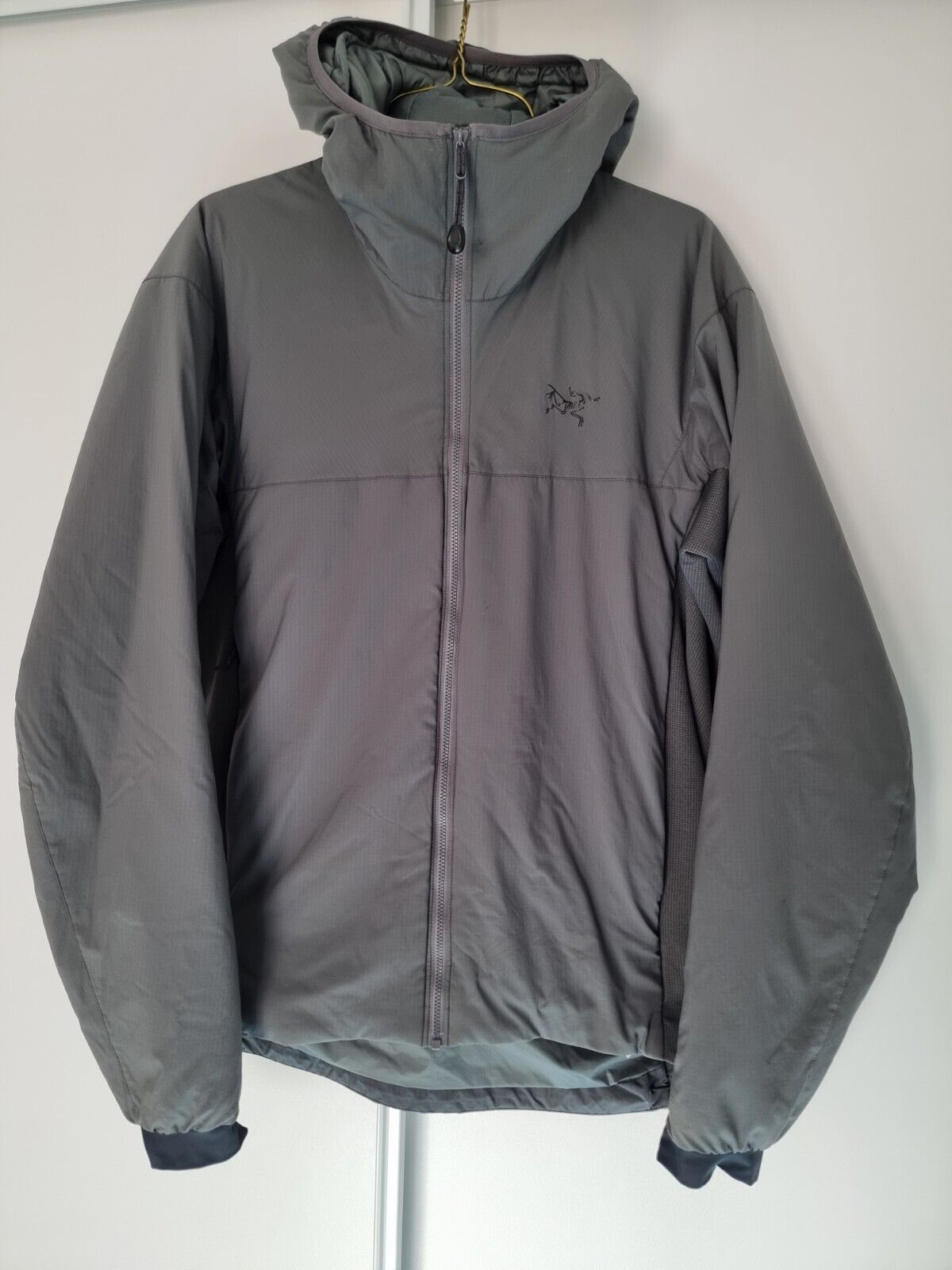 Arc'teryx LEAF Atom LT Hoody Wolf Grey Medium Gen… - image 1