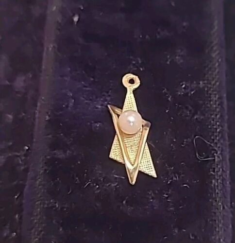 14k Star of David with Contrasted Triangle And Pea