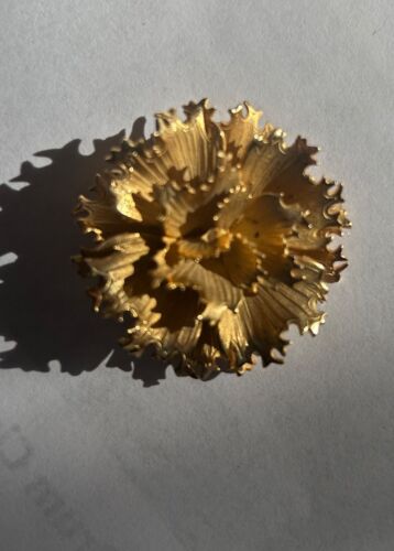 LISNER MID CENTURY GOLD TONE RUFFLED FLOWER BROOCH