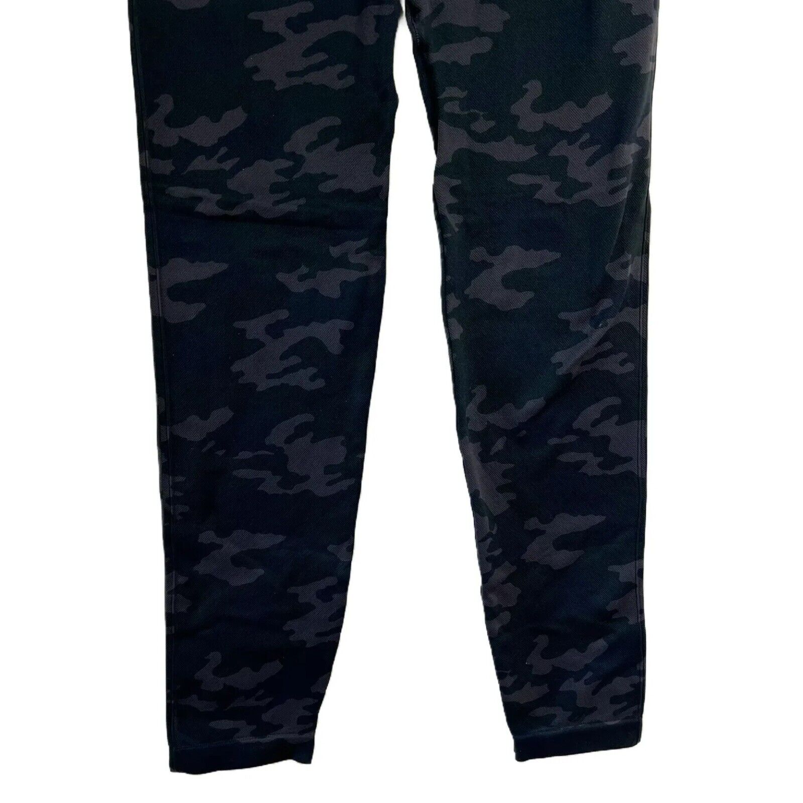 Spanx Look At Me Now Seamless Leggings in Camo Wo… - image 5