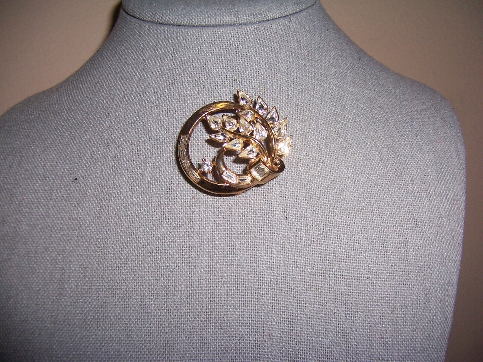 Beautiful Vintage Trifari "Bling" Pin - image 9