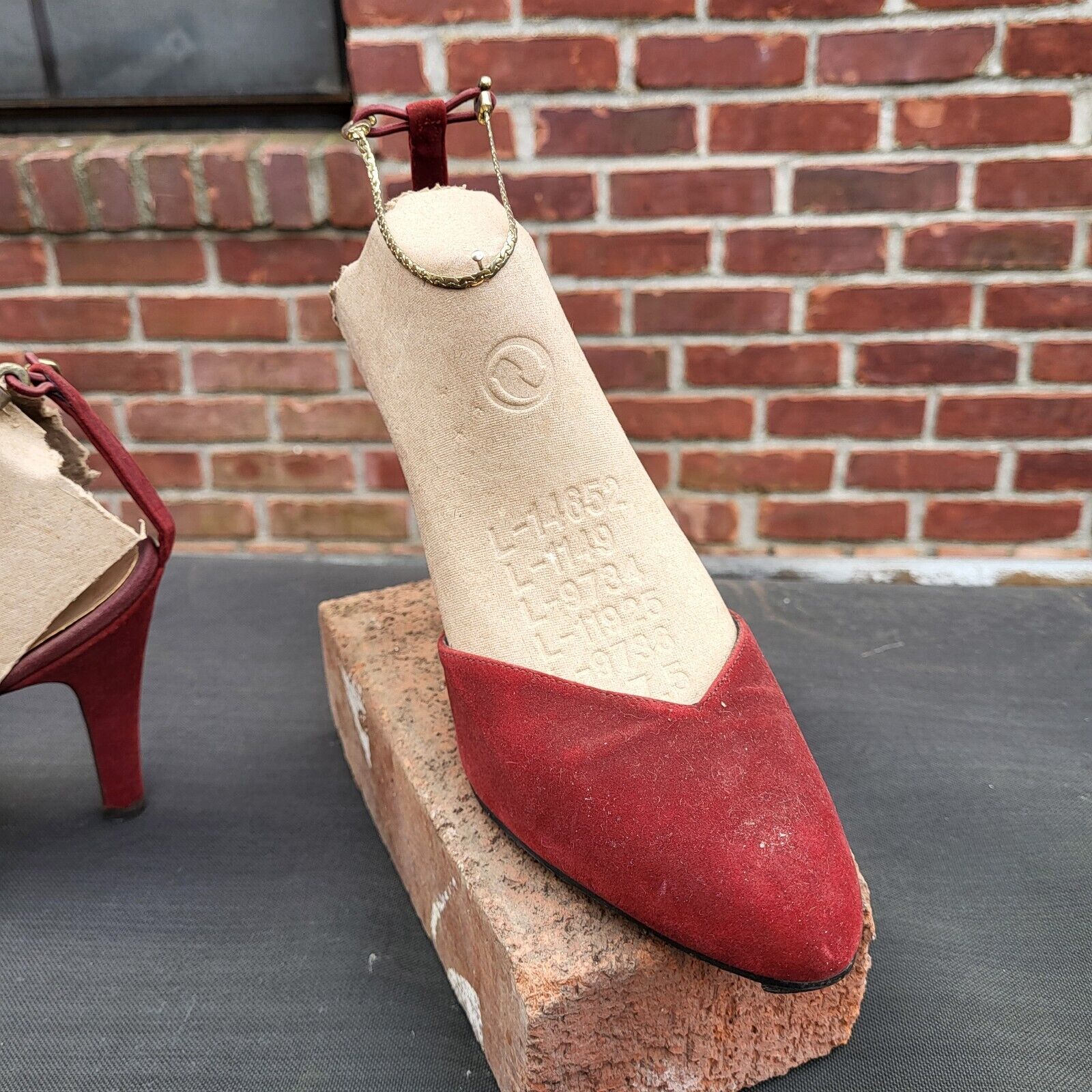 CHANDLERS Vtg 1950s60s Sexy Heel Pumps w/gold ank… - image 5