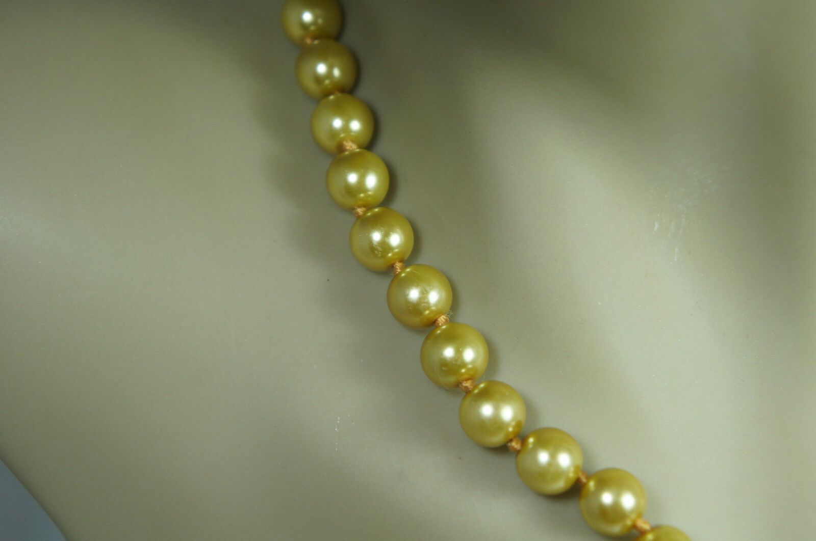 VINTAGE ? GOLD TONE & GOLDEN FAUX PEARL SINGLE ST… - image 5