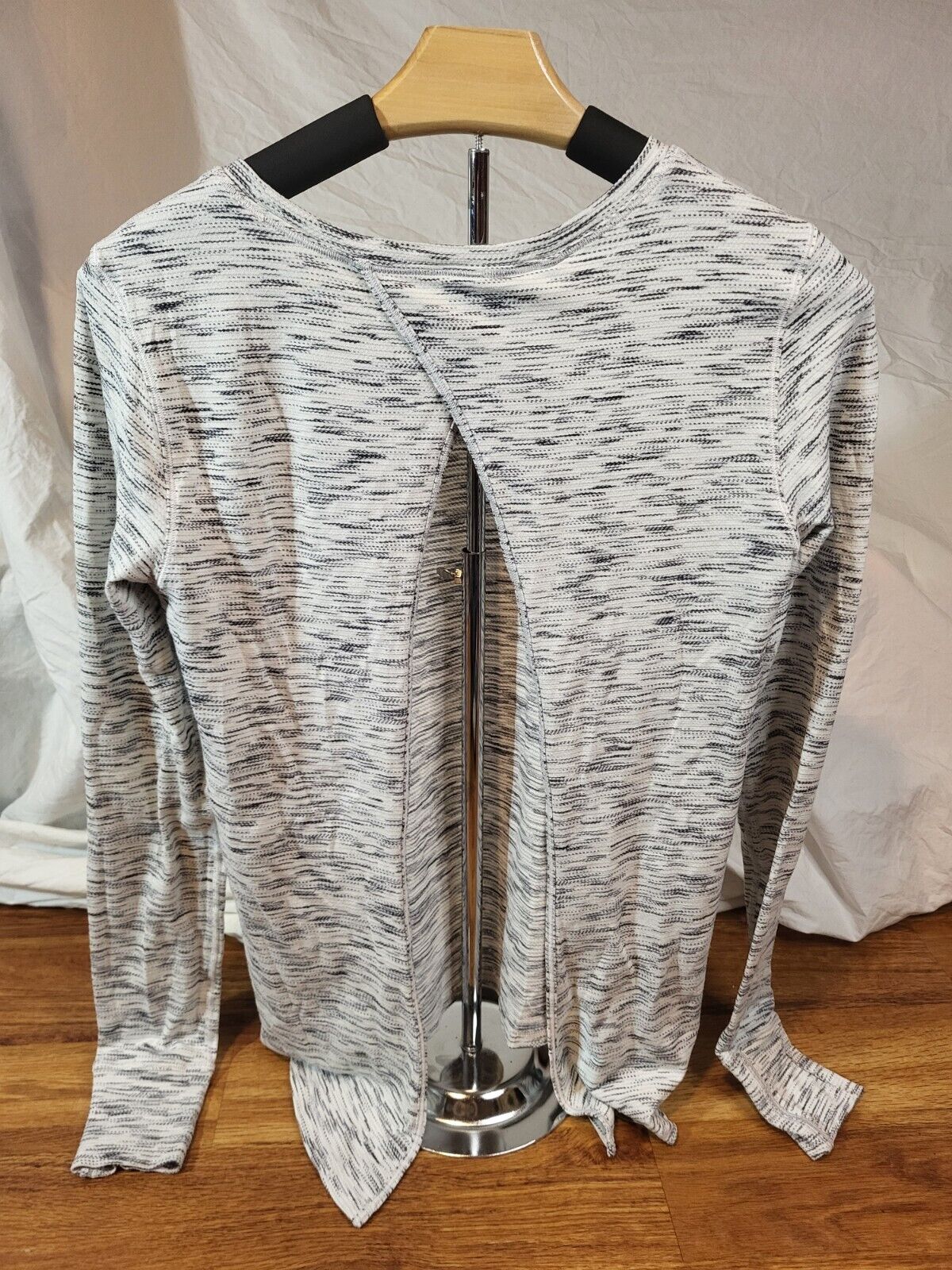 Lululemon Top Women's 6 Heathered Grey Beat The H… - image 3