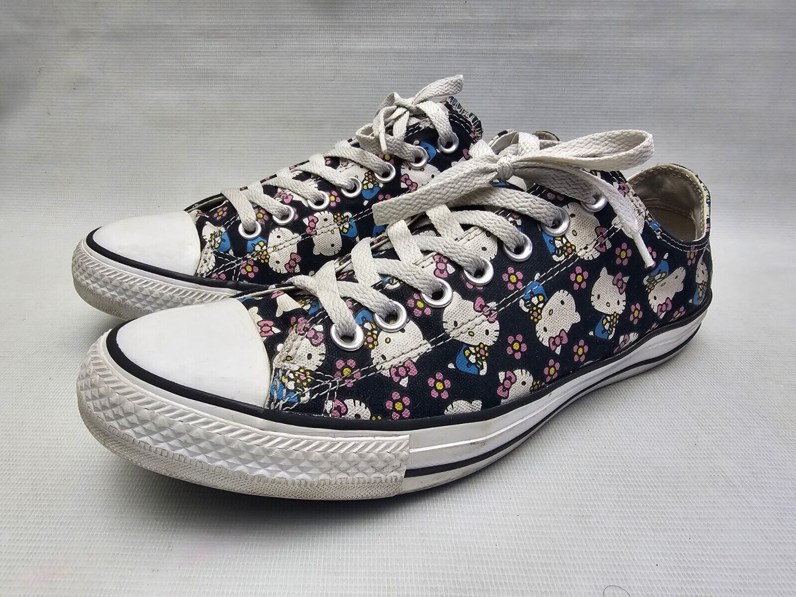 RARE Hello Kitty Converse Mens Size 9.5 Chucks Bl… - image 1