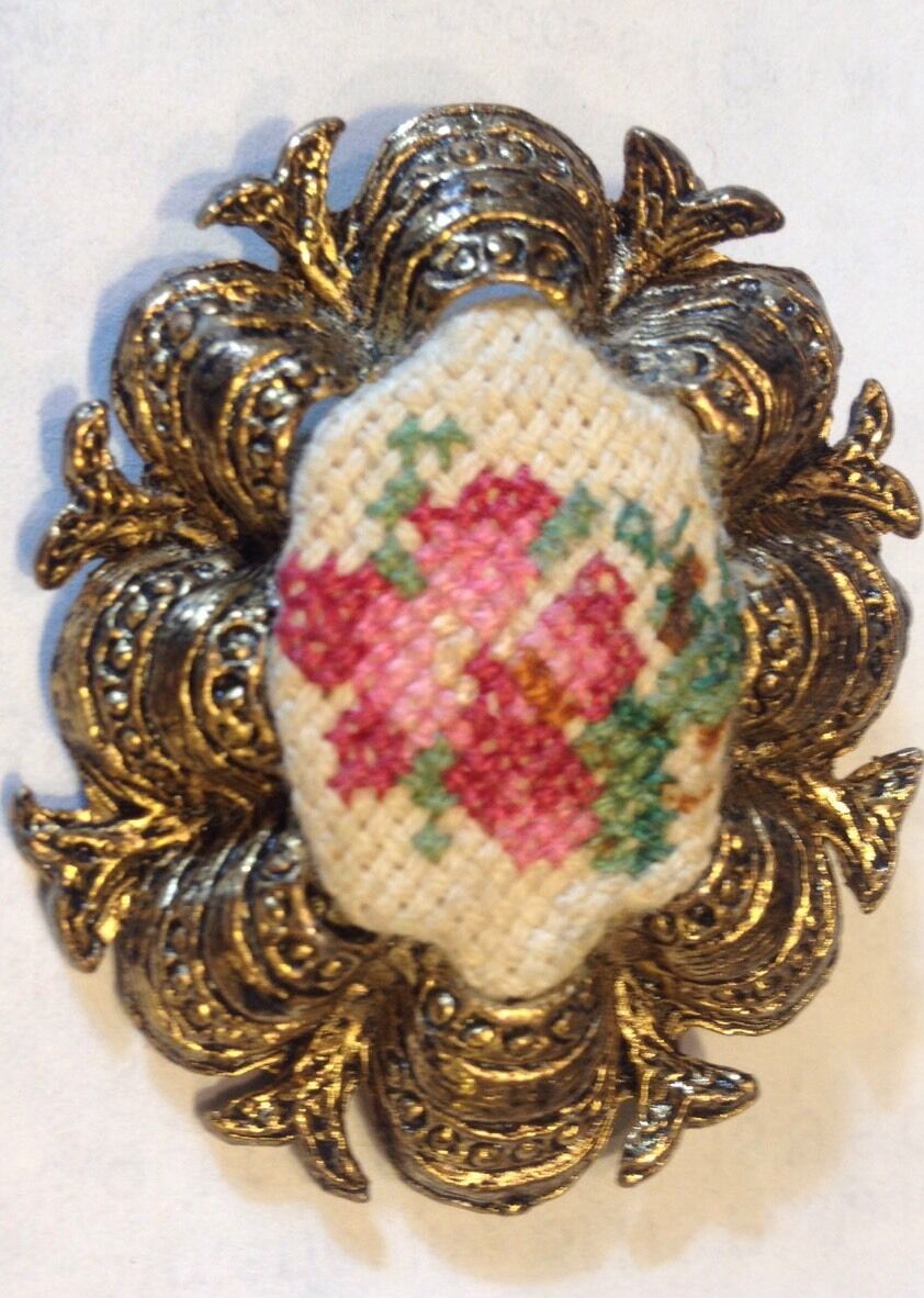 vtg 70s Pin Gold Tone floral Cross Stitched Cente… - image 4