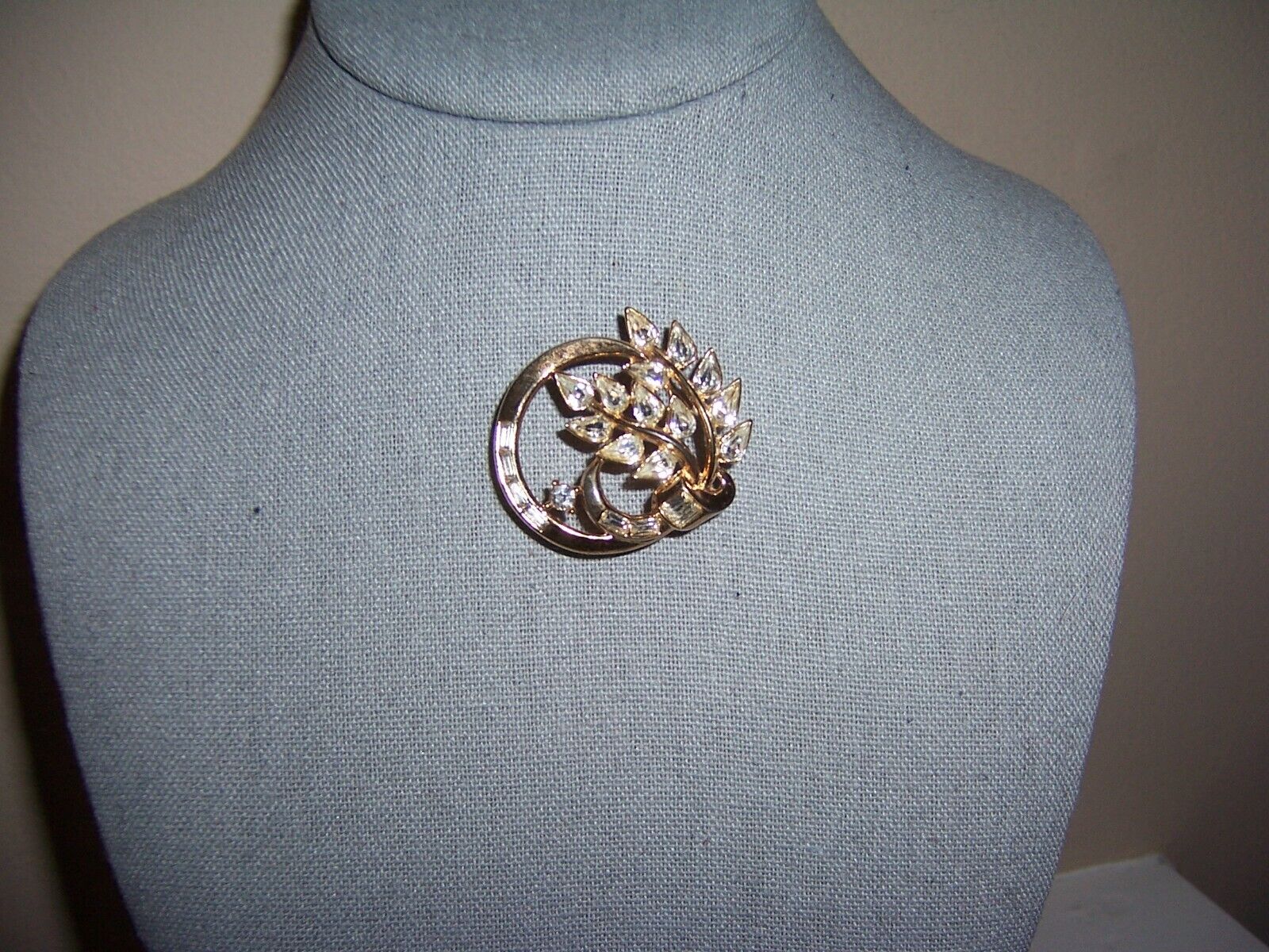 Beautiful Vintage Trifari "Bling" Pin - image 1