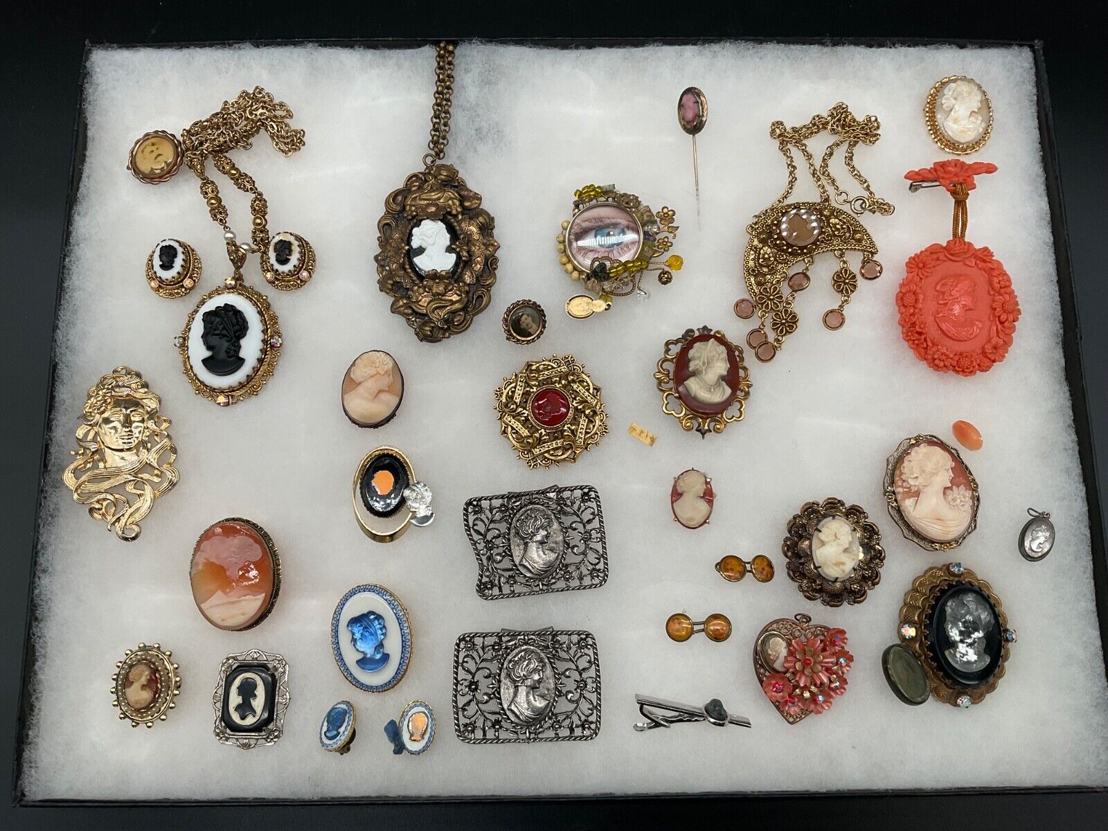 VINTAGE CAMEO BROOCHES AND PINS LOT   007 - image 1