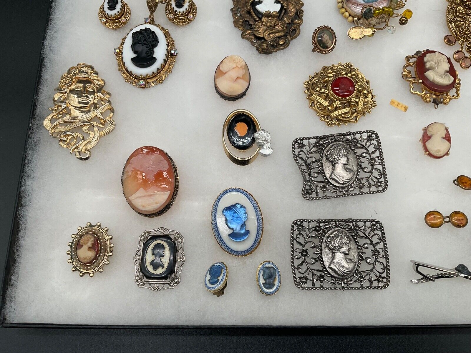 VINTAGE CAMEO BROOCHES AND PINS LOT   007 - image 2