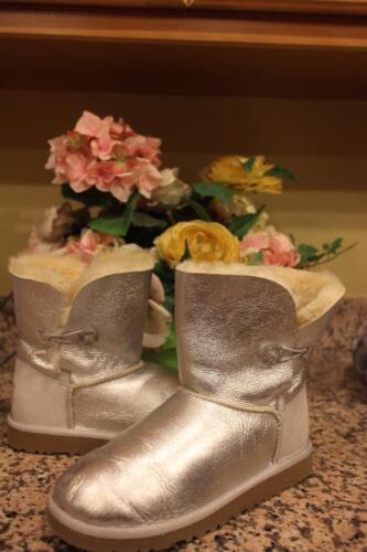 UGG 3375 Bailey Button Silver size 6 (500 - image 1