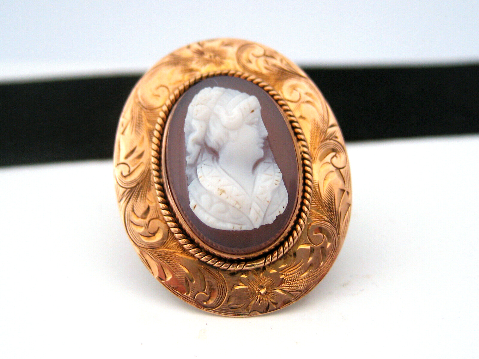 Antique Art Nouveau 10K Gold Engraved Carved Carn… - image 1