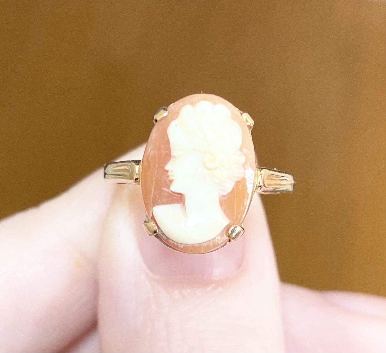 Elegant vintage oval carved sardonic shell ladies… - image 5