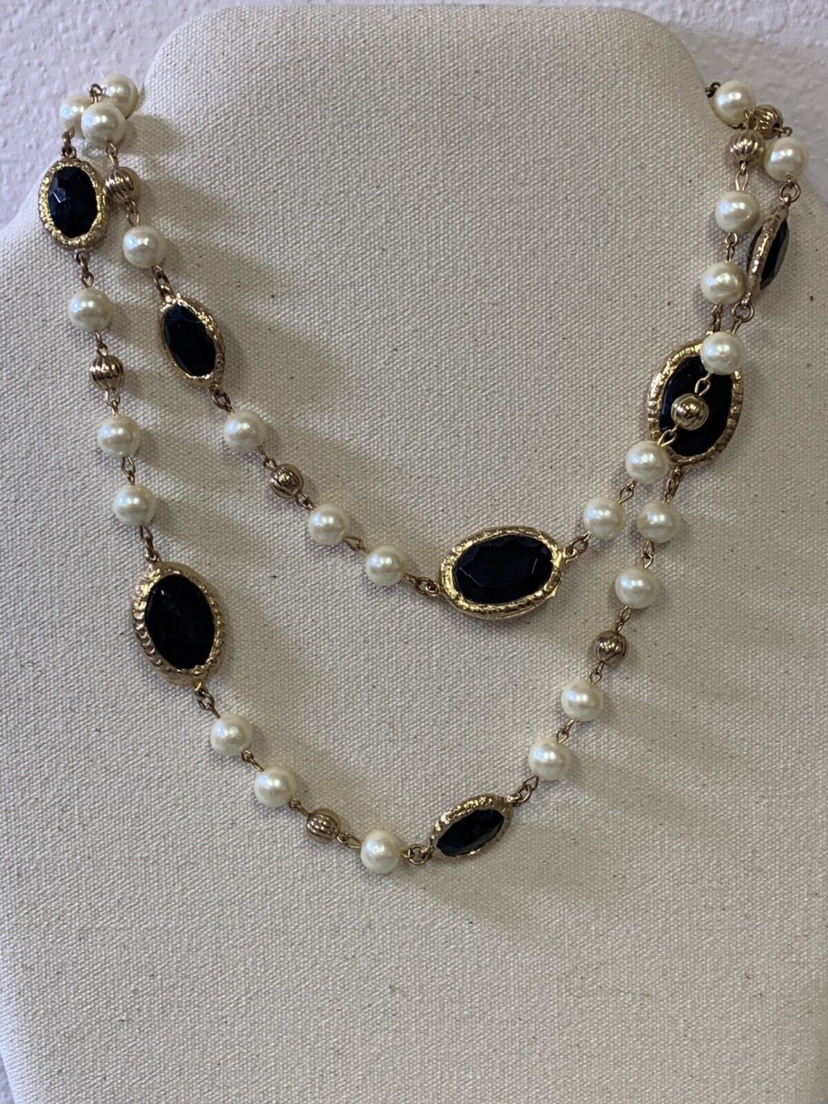 Faux Pearl Necklace Gold Tone - image 2