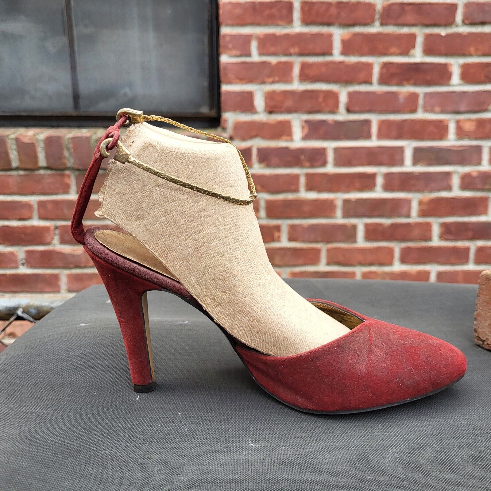 CHANDLERS Vtg 1950s60s Sexy Heel Pumps w/gold ank… - image 2