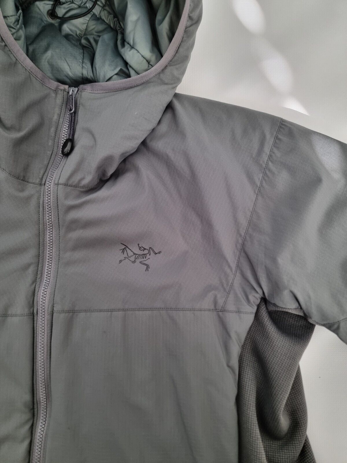 Arc'teryx LEAF Atom LT Hoody Wolf Grey Medium Gen… - image 7