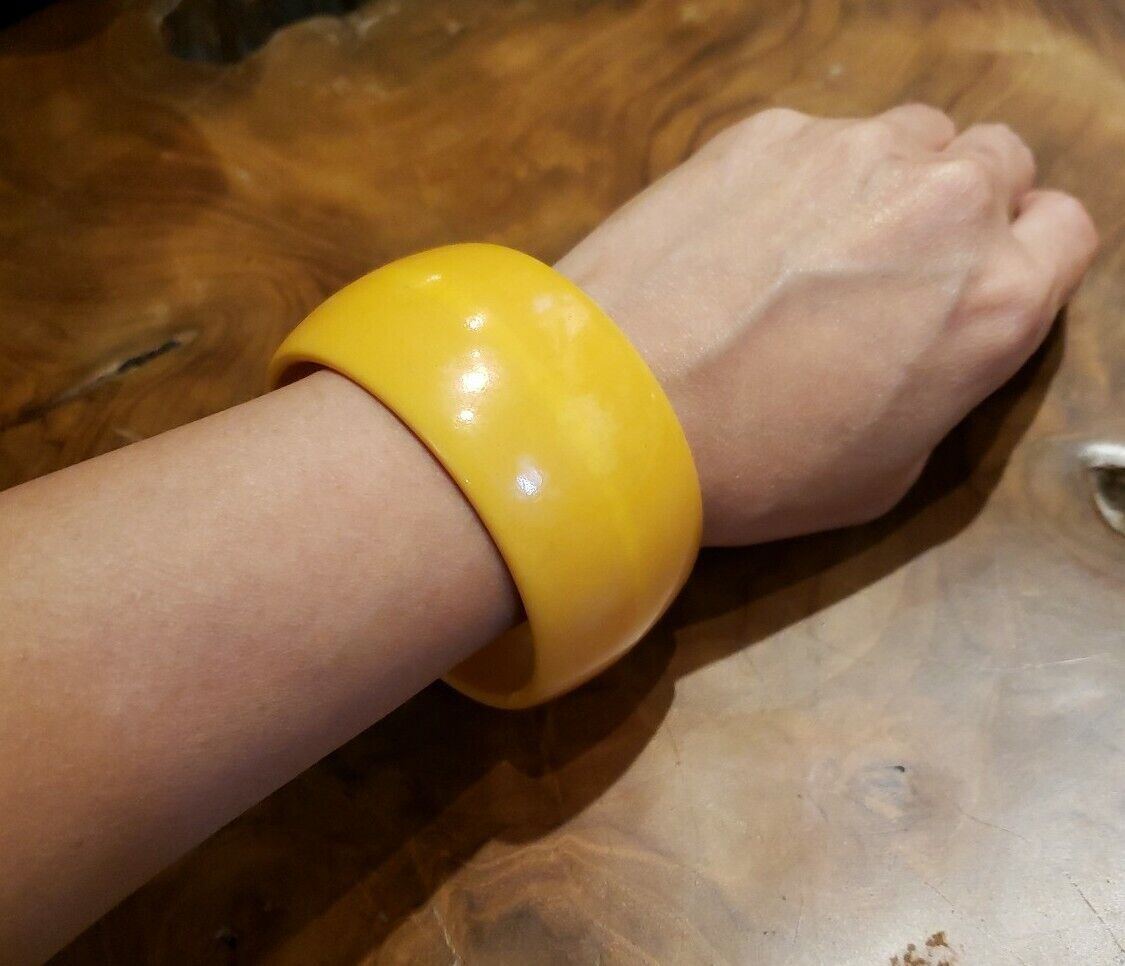 Vintage Jewelry Carved Bakelite Bangle Yellow Amb… - image 2