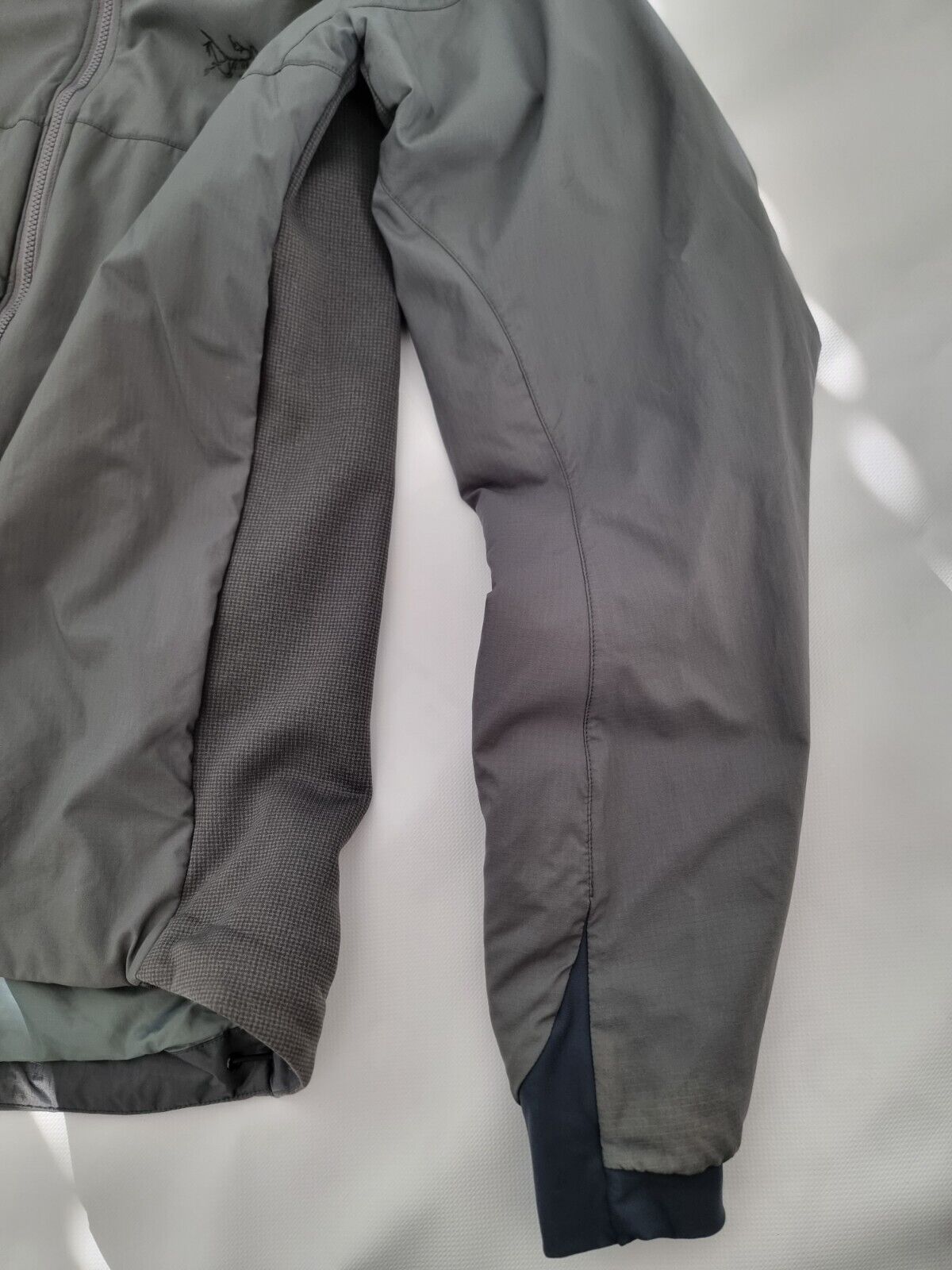 Arc'teryx LEAF Atom LT Hoody Wolf Grey Medium Gen… - image 11