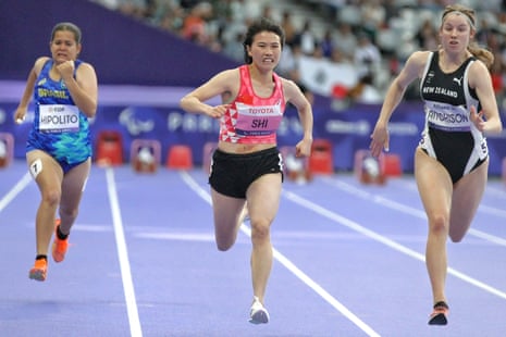 Verônica Hipólito (L), Shi Yiting (C) and Danielle Aitchison running on the track