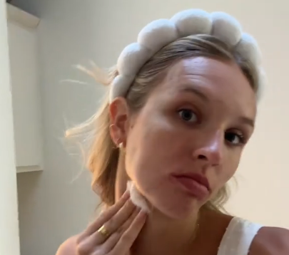 'Mean girl vibes': Bride washes off pro's makeup 20min before wedding because she doesn't like it