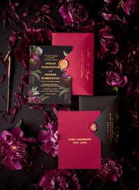 Bothanical wedding invitations perfect for any wedding style!  #weddingstyle #dark #marsalawedding #goldfoil #halloween #