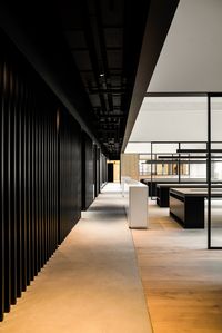 This office project in Antwerp features made-to-measure Snap Out profiles. Powder coated in the same black as the steel frames, they contrast beautifuly with the reclaimed wooden desks and oak panneling.