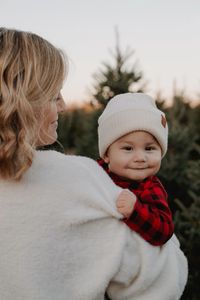 Photos for christmas card 2023, young family photos in tree farm with newborn