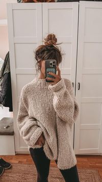 Nina Radman on Instagram: "Daily outfit: Heut ist so ein richtiger, ich verlasse das Haus nicht Tag 🌧️ Find ich gerade richtig gemütlich 🥰 #herbstoutfit #ootd #outfitinspiration"