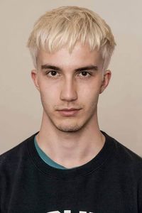 The triangle man face will benefit from the hairstyles that are short on the sides and long on top. To widen the temple area, choose tapered and low fade cuts. The perfect hairstyles for such a face shape are comb over, quiff, short pomp and the ones that include an angular fringe and side part