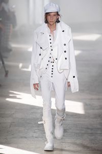 Ann Demeulemeester Spring 2020 Menswear Fashion Show Collection: See the complete Ann Demeulemeester Spring 2020 Menswear collection. Look 42