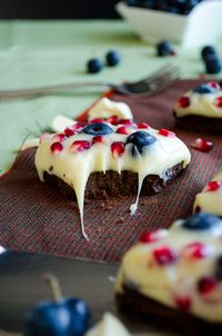 White Chocolate Tart | #whitechocolate #tart #dessert #blueberries #pomegranate #cocoacrackers #nobake | giverecipe.com