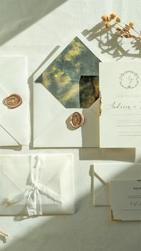 Convite, lacre e RSVP com folha de ouro, a contrastar com o verde do forro de envelope. ~ Wedding invitation, wax seal and RSVP with gold foil, contrasting with the green envelope liner.